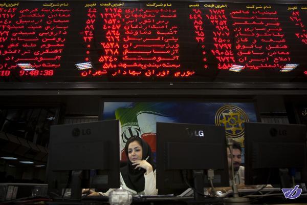 خودرویی‌ها در حاشیه تالار شیشه‌ای