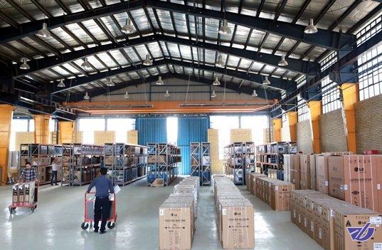 کارخانهها کالا به بازار نمیدهند